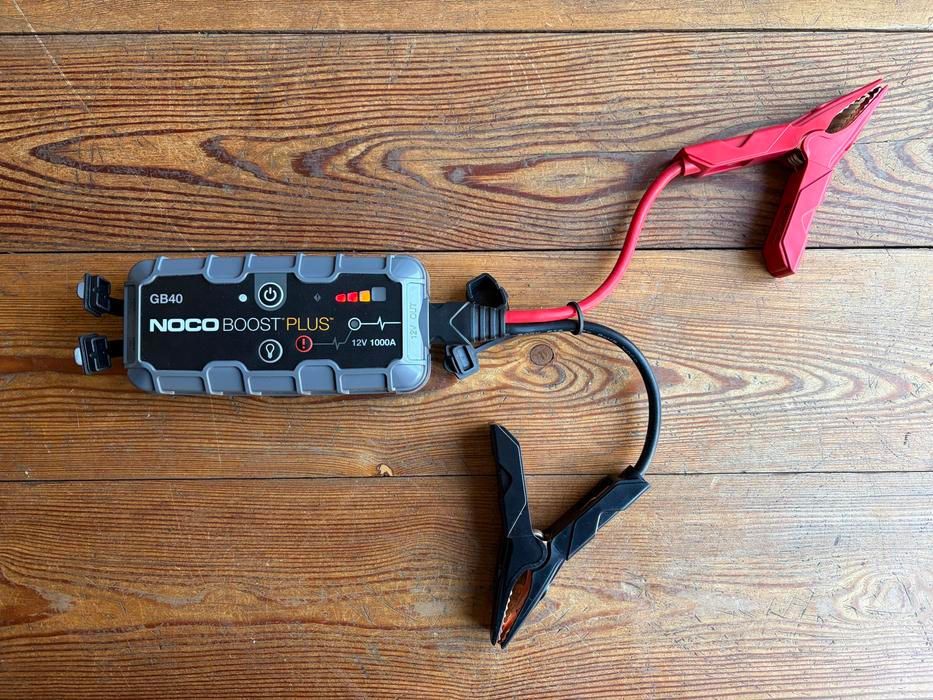 Booster neboli nabíjecí zdroj pro autobaterii.