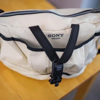 Sony posouvá propojení technologie a módy na novou úroveň. Společně s návrhářem Davidem Altnerem představila limitovanou sadu designových tašek při příležitosti představení sluchátek Sony WH-1000XM6 v nové pískově růžové barvě