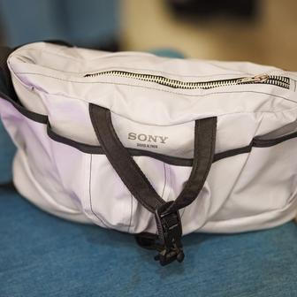 Sony posouvá propojení technologie a módy na novou úroveň. Společně s návrhářem Davidem Altnerem představila limitovanou sadu designových tašek při příležitosti představení sluchátek Sony WH-1000XM6 v nové pískově růžové barvě