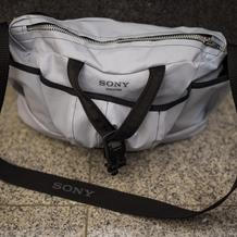 Sony posouvá propojení technologie a módy na novou úroveň. Společně s návrhářem Davidem Altnerem představila limitovanou sadu designových tašek při příležitosti představení sluchátek Sony WH-1000XM6 v nové pískově růžové barvě