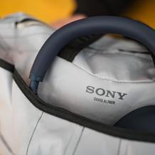 Sony posouvá propojení technologie a módy na novou úroveň. Společně s návrhářem Davidem Altnerem představila limitovanou sadu designových tašek při příležitosti představení sluchátek Sony WH-1000XM6 v nové pískově růžové barvě