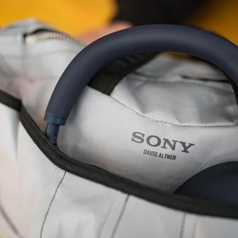 Sony posouvá propojení technologie a módy na novou úroveň. Společně s návrhářem Davidem Altnerem představila limitovanou sadu designových tašek při příležitosti představení sluchátek Sony WH-1000XM6 v nové pískově růžové barvě