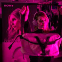 Sony posouvá propojení technologie a módy na novou úroveň. Společně s návrhářem Davidem Altnerem představila limitovanou sadu designových tašek při příležitosti představení sluchátek Sony WH-1000XM6 v nové pískově růžové barvě