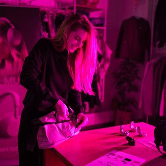 Sony posouvá propojení technologie a módy na novou úroveň. Společně s návrhářem Davidem Altnerem představila limitovanou sadu designových tašek při příležitosti představení sluchátek Sony WH-1000XM6 v nové pískově růžové barvě