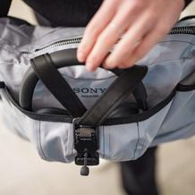 Sony posouvá propojení technologie a módy na novou úroveň. Společně s návrhářem Davidem Altnerem představila limitovanou sadu designových tašek při příležitosti představení sluchátek Sony WH-1000XM6 v nové pískově růžové barvě