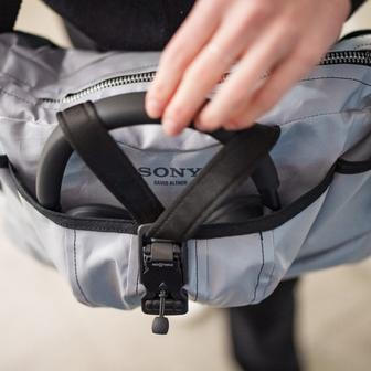 Sony posouvá propojení technologie a módy na novou úroveň. Společně s návrhářem Davidem Altnerem představila limitovanou sadu designových tašek při příležitosti představení sluchátek Sony WH-1000XM6 v nové pískově růžové barvě