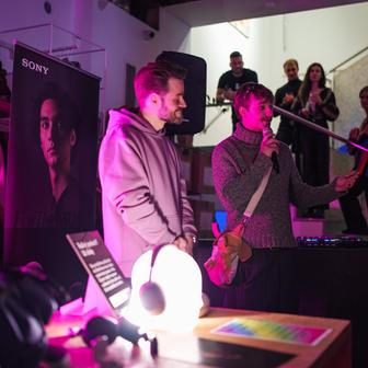 Sony posouvá propojení technologie a módy na novou úroveň. Společně s návrhářem Davidem Altnerem představila limitovanou sadu designových tašek při příležitosti představení sluchátek Sony WH-1000XM6 v nové pískově růžové barvě