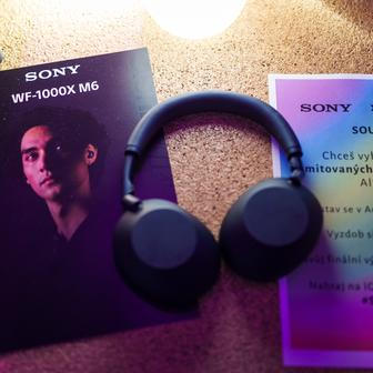 Sony posouvá propojení technologie a módy na novou úroveň. Společně s návrhářem Davidem Altnerem představila limitovanou sadu designových tašek při příležitosti představení sluchátek Sony WH-1000XM6 v nové pískově růžové barvě