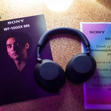 Sony posouvá propojení technologie a módy na novou úroveň. Společně s návrhářem Davidem Altnerem představila limitovanou sadu designových tašek při příležitosti představení sluchátek Sony WH-1000XM6 v nové pískově růžové barvě