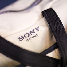 Sony posouvá propojení technologie a módy na novou úroveň. Společně s návrhářem Davidem Altnerem představila limitovanou sadu designových tašek při příležitosti představení sluchátek Sony WH-1000XM6 v nové pískově růžové barvě