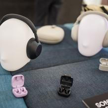 Sony posouvá propojení technologie a módy na novou úroveň. Společně s návrhářem Davidem Altnerem představila limitovanou sadu designových tašek při příležitosti představení sluchátek Sony WH-1000XM6 v nové pískově růžové barvě