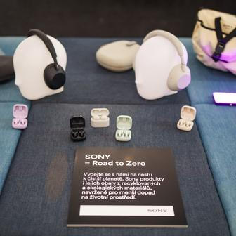 Sony posouvá propojení technologie a módy na novou úroveň. Společně s návrhářem Davidem Altnerem představila limitovanou sadu designových tašek při příležitosti představení sluchátek Sony WH-1000XM6 v nové pískově růžové barvě