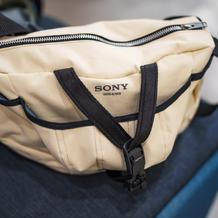 Sony posouvá propojení technologie a módy na novou úroveň. Společně s návrhářem Davidem Altnerem představila limitovanou sadu designových tašek při příležitosti představení sluchátek Sony WH-1000XM6 v nové pískově růžové barvě