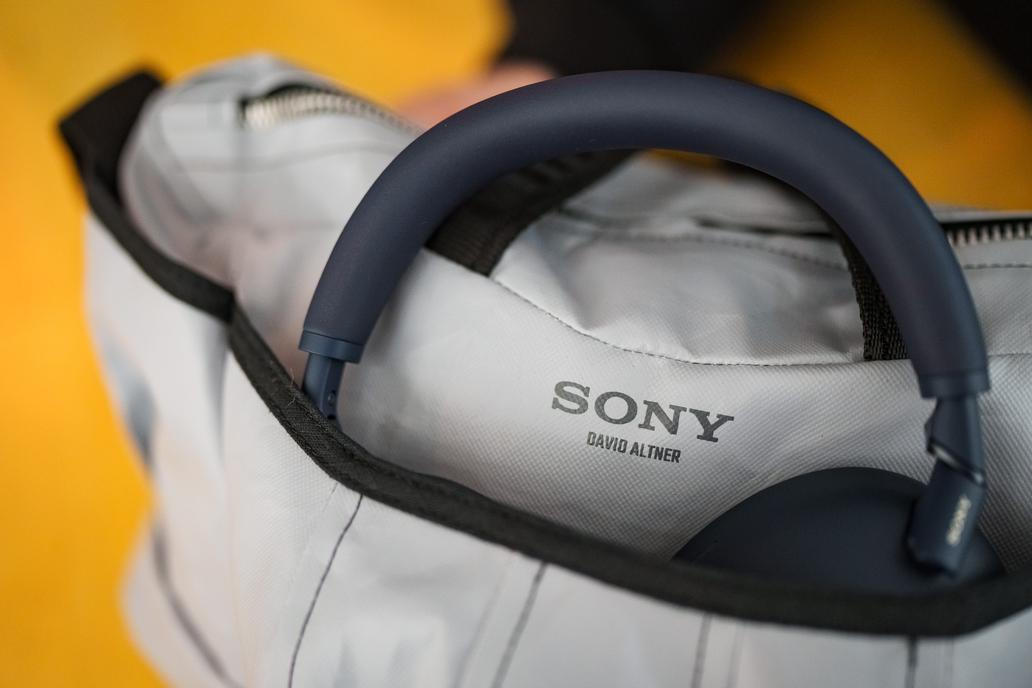 Sony posouvá propojení technologie a módy na novou úroveň. Společně s návrhářem Davidem Altnerem představila limitovanou sadu designových tašek při příležitosti představení sluchátek Sony WH-1000XM6 v nové pískově růžové barvě
