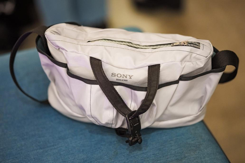 Sony posouvá propojení technologie a módy na novou úroveň. Společně s návrhářem Davidem Altnerem představila limitovanou sadu designových tašek při příležitosti představení sluchátek Sony WH-1000XM6 v nové pískově růžové barvě