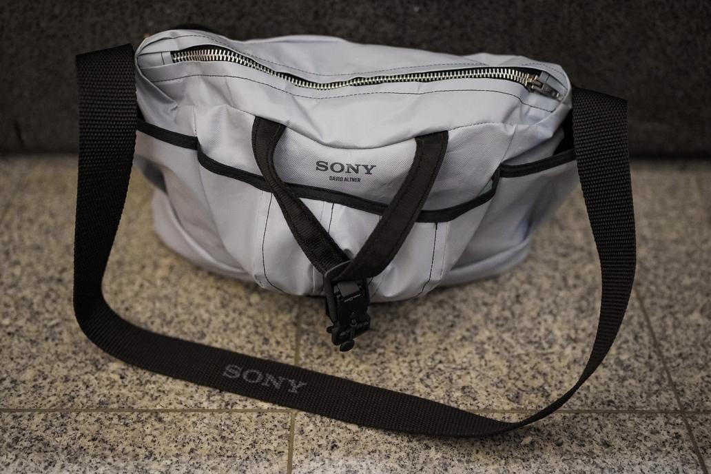 Sony posouvá propojení technologie a módy na novou úroveň. Společně s návrhářem Davidem Altnerem představila limitovanou sadu designových tašek při příležitosti představení sluchátek Sony WH-1000XM6 v nové pískově růžové barvě