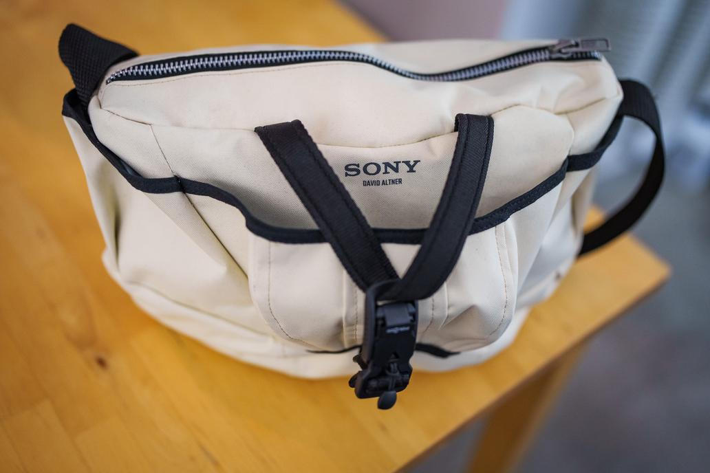 Sony posouvá propojení technologie a módy na novou úroveň. Společně s návrhářem Davidem Altnerem představila limitovanou sadu designových tašek při příležitosti představení sluchátek Sony WH-1000XM6 v nové pískově růžové barvě