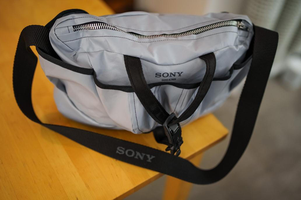 Sony posouvá propojení technologie a módy na novou úroveň. Společně s návrhářem Davidem Altnerem představila limitovanou sadu designových tašek při příležitosti představení sluchátek Sony WH-1000XM6 v nové pískově růžové barvě