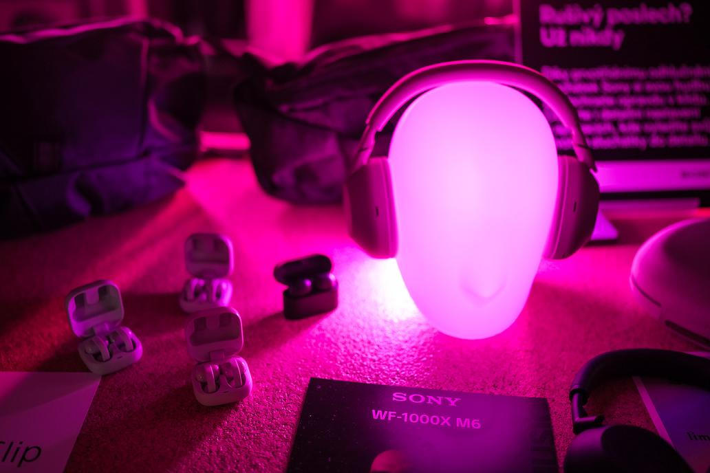 Sony posouvá propojení technologie a módy na novou úroveň. Společně s návrhářem Davidem Altnerem představila limitovanou sadu designových tašek při příležitosti představení sluchátek Sony WH-1000XM6 v nové pískově růžové barvě