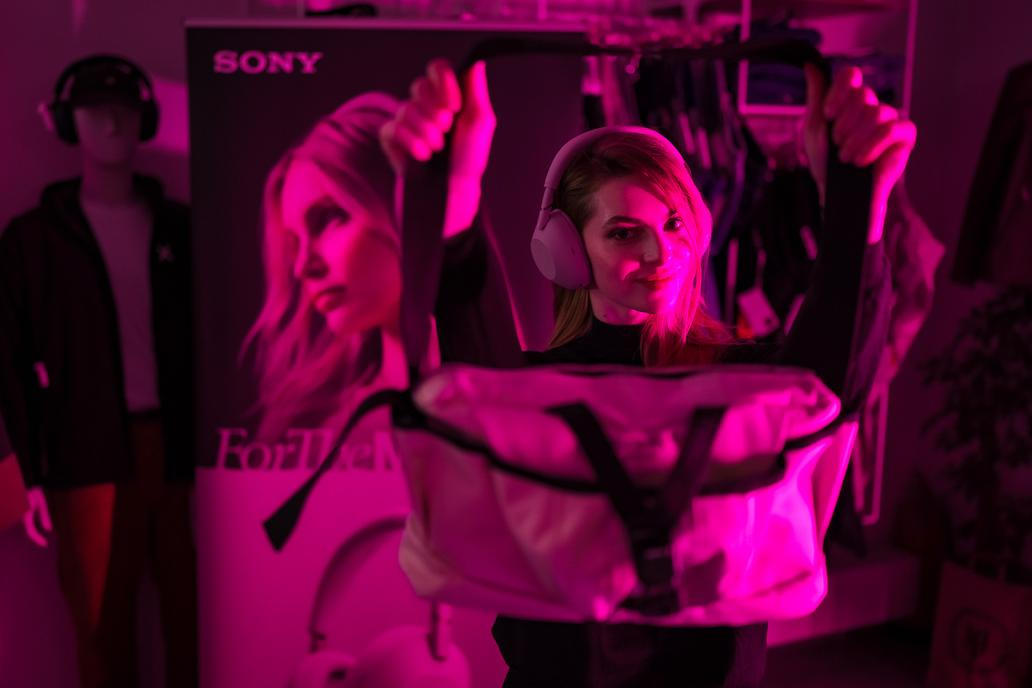 Sony posouvá propojení technologie a módy na novou úroveň. Společně s návrhářem Davidem Altnerem představila limitovanou sadu designových tašek při příležitosti představení sluchátek Sony WH-1000XM6 v nové pískově růžové barvě