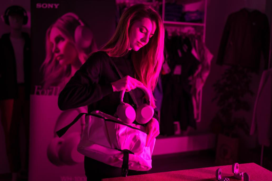 Sony posouvá propojení technologie a módy na novou úroveň. Společně s návrhářem Davidem Altnerem představila limitovanou sadu designových tašek při příležitosti představení sluchátek Sony WH-1000XM6 v nové pískově růžové barvě