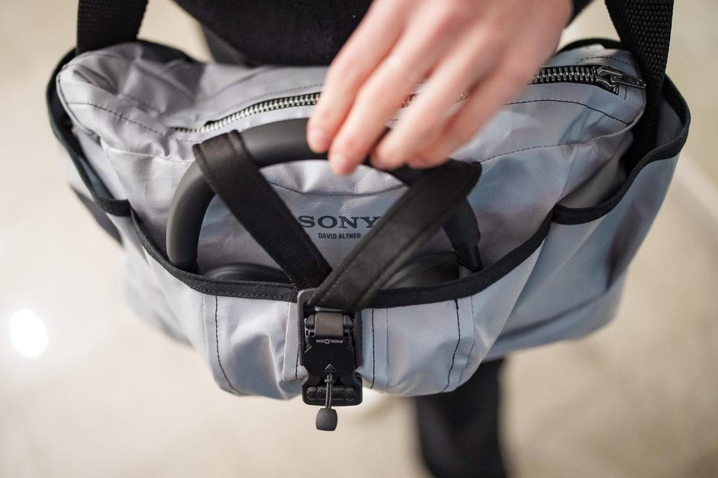 Sony posouvá propojení technologie a módy na novou úroveň. Společně s návrhářem Davidem Altnerem představila limitovanou sadu designových tašek při příležitosti představení sluchátek Sony WH-1000XM6 v nové pískově růžové barvě
