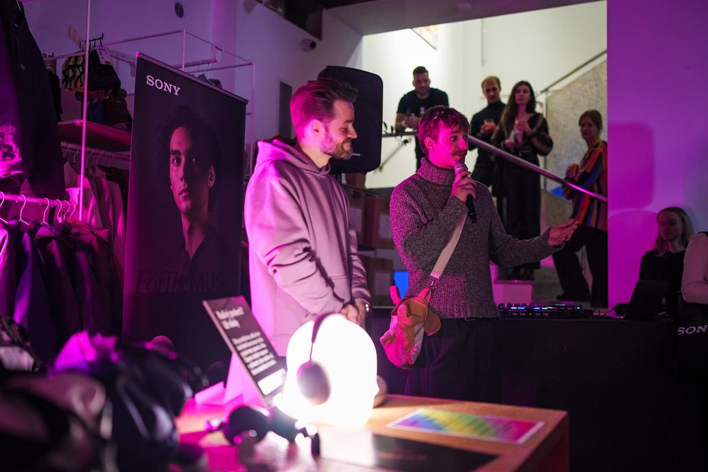 Sony posouvá propojení technologie a módy na novou úroveň. Společně s návrhářem Davidem Altnerem představila limitovanou sadu designových tašek při příležitosti představení sluchátek Sony WH-1000XM6 v nové pískově růžové barvě