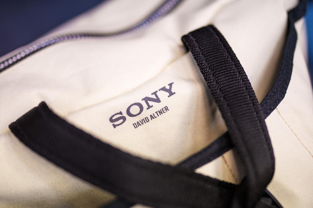 Sony posouvá propojení technologie a módy na novou úroveň. Společně s návrhářem Davidem Altnerem představila limitovanou sadu designových tašek při příležitosti představení sluchátek Sony WH-1000XM6 v nové pískově růžové barvě