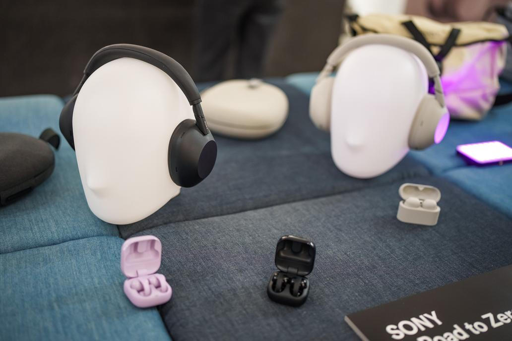 Sony posouvá propojení technologie a módy na novou úroveň. Společně s návrhářem Davidem Altnerem představila limitovanou sadu designových tašek při příležitosti představení sluchátek Sony WH-1000XM6 v nové pískově růžové barvě