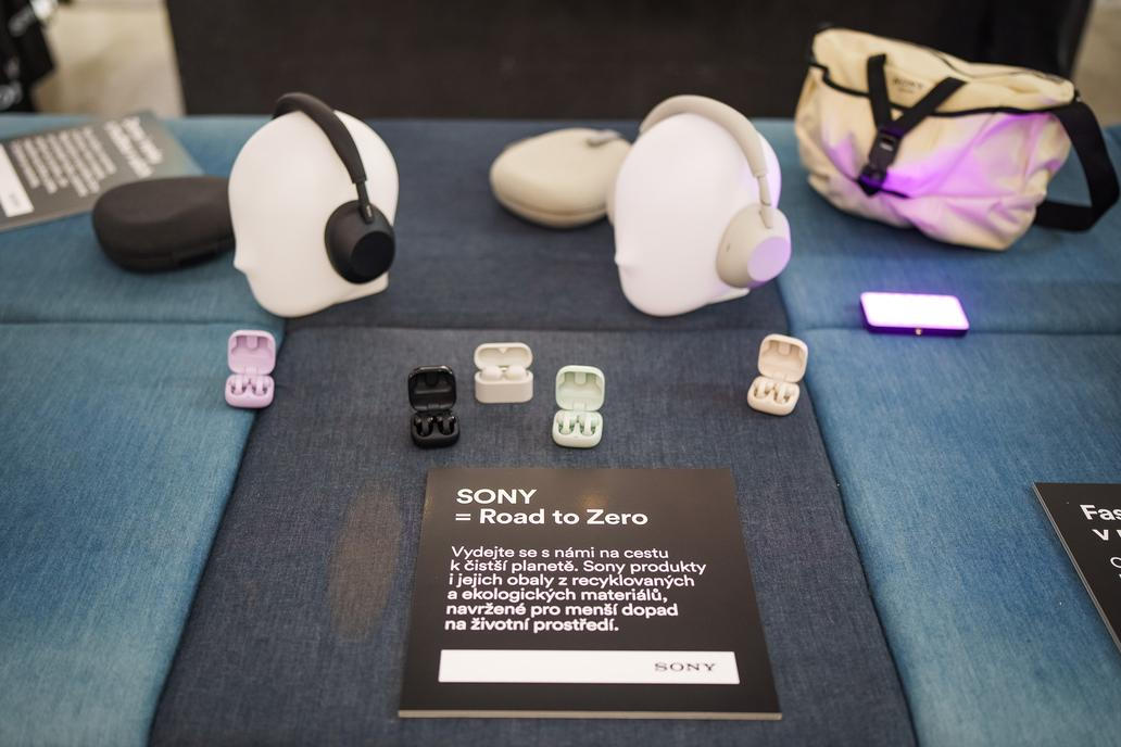 Sony posouvá propojení technologie a módy na novou úroveň. Společně s návrhářem Davidem Altnerem představila limitovanou sadu designových tašek při příležitosti představení sluchátek Sony WH-1000XM6 v nové pískově růžové barvě