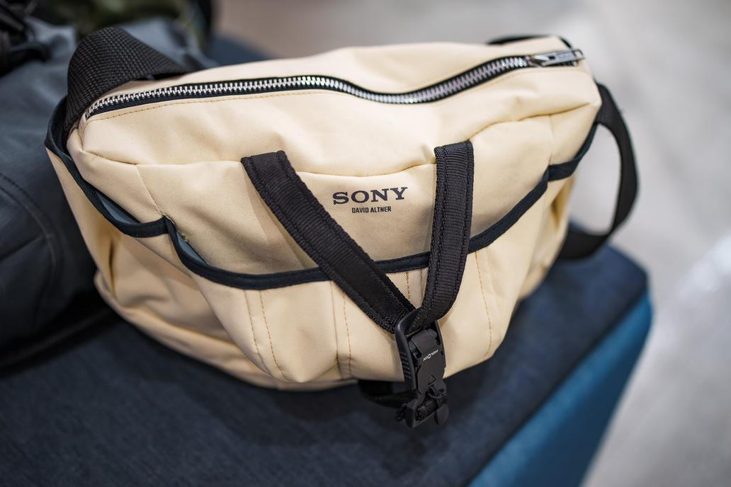 Sony posouvá propojení technologie a módy na novou úroveň. Společně s návrhářem Davidem Altnerem představila limitovanou sadu designových tašek při příležitosti představení sluchátek Sony WH-1000XM6 v nové pískově růžové barvě
