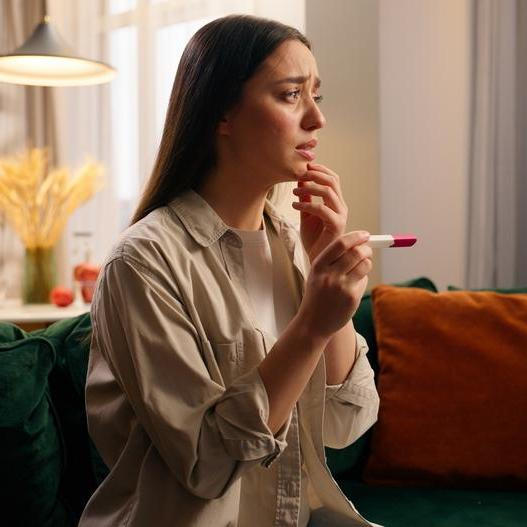 Sterilizace už dávno není jen krajní řešení. Některé ženy ji volí jako spolehlivou a nehormonální ochranu před nechtěným těhotenstvím – často ve chvíli, kdy jiné metody selhávají nebo nejsou možné ze zdravotních důvodů. Jak zákrok probíhá, kolik stojí a proč se pro něj rozhodují i mladší ženy?