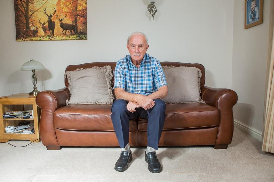 Bývalý detektiv George McKeating, který v roce 1975 jako první zatkl Harolda Shipmana kvůli padělání receptů. O více než dvě desetiletí později se právě tato epizoda stala jedním z klíčových střípků v mozaice, jež odhalila falešnou závěť Kathleen Grundyové i vzorec úmrtí, který byl přítomný celou dobu.