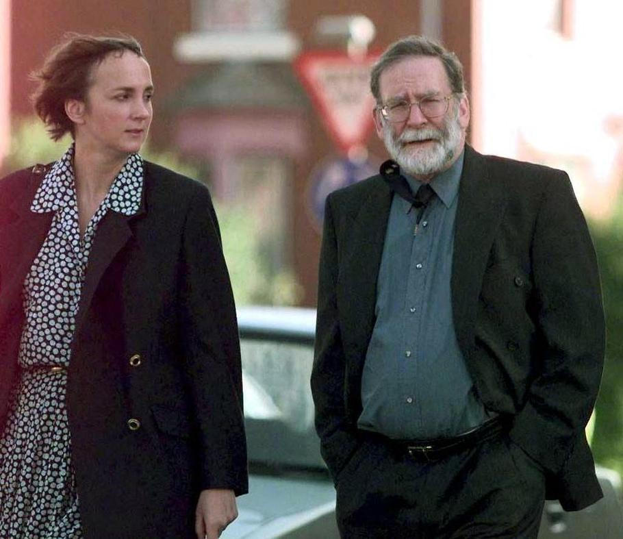 Lékař Harold Shipman přichází se svou právní zástupkyní na policejní stanici Ashton-Under-Lyne k zatčení, Velká Británie, 7. září 1998.