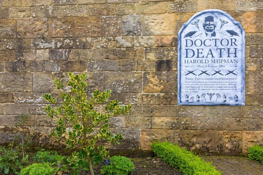 Pamětní deska věnovaná případu Harolda Shipmana. Jeho odhalení spustilo zásadní reformy dohledu nad lékařskou praxí a otevřelo otázku, jak mohl systém tak dlouho přehlížet varovné signály.