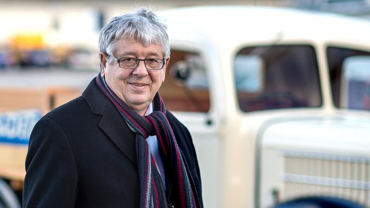 Předseda představenstva a ředitel největší české mlékárny Madeta Milan Teplý. Na snímku v pozadí je restaurovaný nákladní vůz značky Škoda, který sloužil pro svoz mléka. 