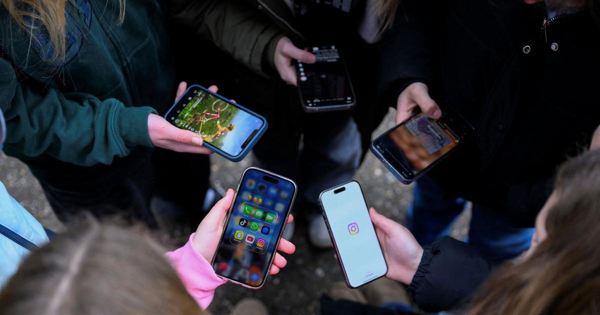 Mobily ve školách končí. Odborníci se ale neshodují, zda zákaz pomůže