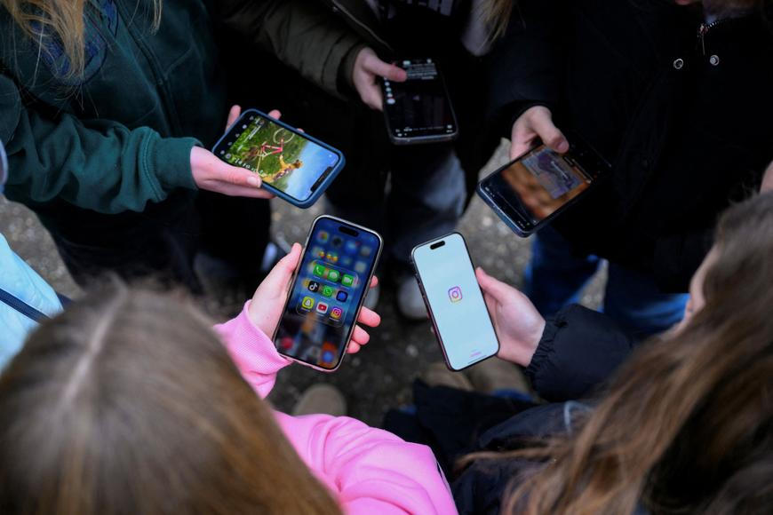 Zlepšují zákazy mobilů prospěch žáků? Vědci analyzovali data z 21 zemí včetně Česka