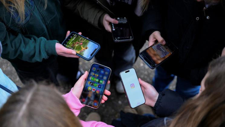 Zákaz mobilů ve školách nevede přímočaře ke zlepšení studijních výsledků. Žáci jsou sice méně rozptylovaní, na druhou stranu ale roste nekázeň ve třídách. 