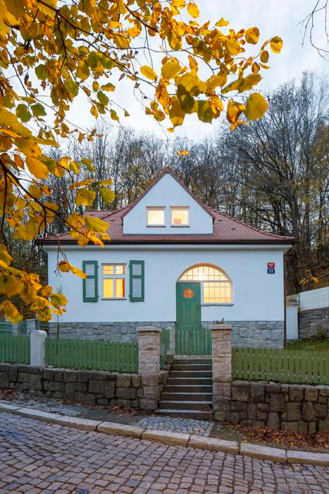 V klidné části Liberce stojí drobná vilka z roku 1914, která i přes svou krásu na první pohled působí spíše nenápadně. V Liebigově městečku ji během třetí etapy výstavby navrhl architekt Jakob Schmeissner jako elementární solitér, přičemž rekonstrukce jí vdechla zcela nový život. Příběh domku s unikátními částmi je tak možná překvapivě vrstevnatý.