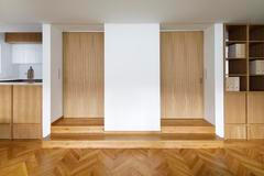 Kuchyně pak přirozeně funguje jako skutečné srdce domu, přičemž přes průchozí spíž propojuje pracovní část s obytným prostorem v přístavbě, kde se jídelna a obývací pokoj otevírají velkorysými výhledy do zahrady. Podkroví zase definují vikýře a sloupky nesoucí vaznicovou soustavu stanové střechy a severozápadní část skrývá koupelnu s tím, že jihovýchodní a jihozápadní sektor patří dětským pokojům. A v domě nechybí ani malý sklad - často opomíjená, ale důležitá součást obydlí.