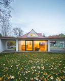 Dnes je tato stavba, kde dominuje zelená barva či dřevo, znovu plnohodnotným domovem pro čtyřčlennou rodinu a za její citlivou obnovou stojí ateliér atakarchitekti, konkrétně architektky Jana Janďourková Medlíková a Michaela Doležalová.