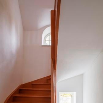 Vilka v Liebigově městečku tak dnes dokazuje, že i drobná stavba může nést silný architektonický příběh. Stačí pochopit její podstatu, vrátit jí ztracenou rovnováhu a citlivě doplnit to, co současný život vyžaduje.