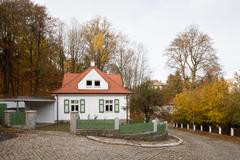 Proto se rozhodli vrátit budově její architektonickou i urbanistickou integritu, přičemž základní bylo odstranit nepůvodní garáž a znovu zdůraznit čtvercovou hmotu. Pro čtyřčlennou rodinu byl však dům příliš malý a podkroví stísněné, a tak povalovaný ateliér vytvořil novou přístavbu, která je nízká a symetricky navazuje na západní stranu původního domku.