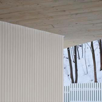 Novotvar přístavby rozdělil zahradu o ploše 591 metrů čtverečních na dva odlišné prostory: přední část zůstává vizuálně propojena s ulicí, zatímco zadní část nabízí intimitu a klid. Přístup k domu i chodník kolem něj jsou pak vyloženy kamenem z místní žuly, terasa za domem zase modřínovými prkny. Přírodní materiály podtrhují dialog mezi historií a současností.