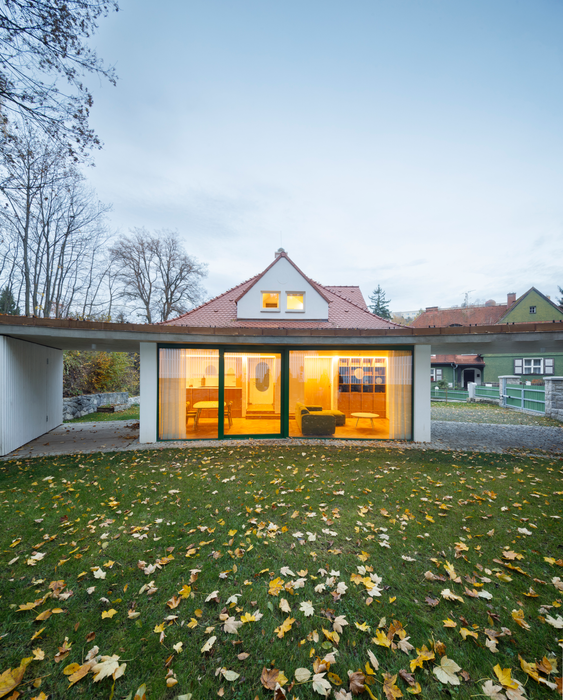 Dnes je tato stavba, kde dominuje zelená barva či dřevo, znovu plnohodnotným domovem pro čtyřčlennou rodinu a za její citlivou obnovou stojí ateliér atakarchitekti, konkrétně architektky Jana Janďourková Medlíková a Michaela Doležalová.