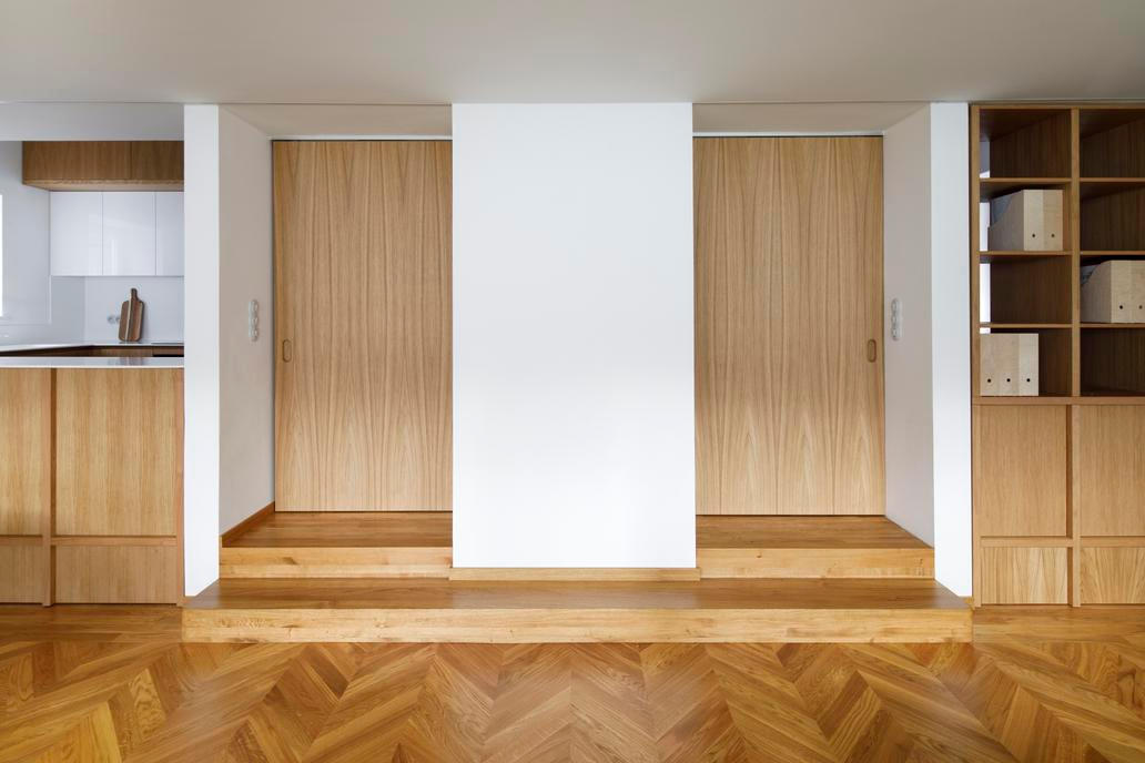 Kuchyně pak přirozeně funguje jako skutečné srdce domu, přičemž přes průchozí spíž propojuje pracovní část s obytným prostorem v přístavbě, kde se jídelna a obývací pokoj otevírají velkorysými výhledy do zahrady. Podkroví zase definují vikýře a sloupky nesoucí vaznicovou soustavu stanové střechy a severozápadní část skrývá koupelnu s tím, že jihovýchodní a jihozápadní sektor patří dětským pokojům. A v domě nechybí ani malý sklad - často opomíjená, ale důležitá součást obydlí.