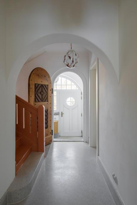 Před rekonstrukcí sloužil interiér kancelářskému provozu. Nové uspořádání mu vrací obytný charakter a proměňuje jej v plnohodnotný domov o dispozici 5+1. Hlavní vstup v prvním nadzemním podlaží zachovali a schodišťová hala si ponechává svůj původní výraz díky zrenovovanému schodišti - a ačkoliv je jemně prodloužena, stává se přirozenou osou domu. 