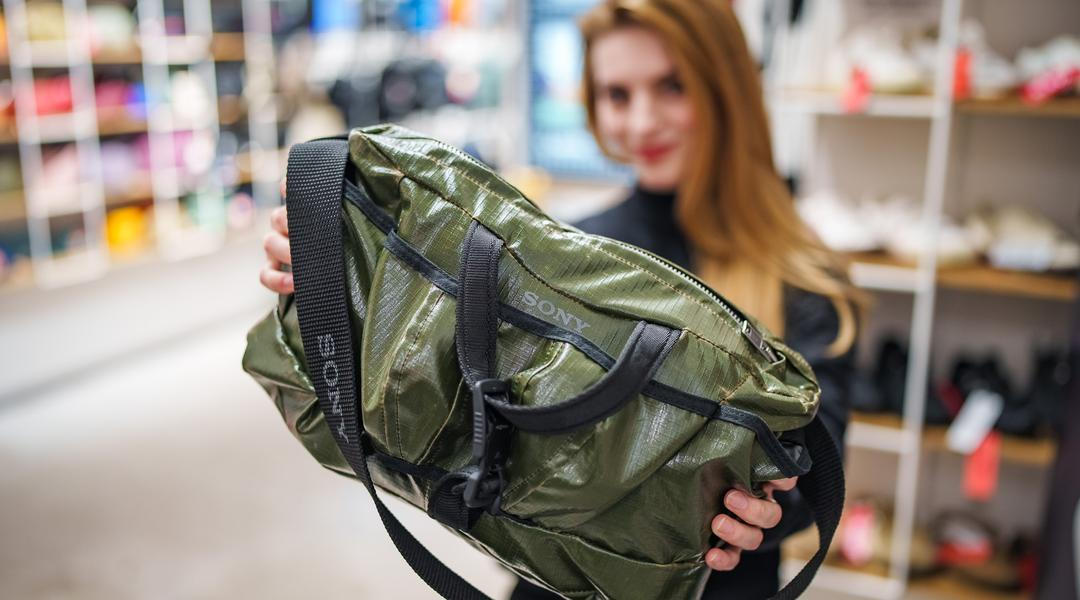 Sony posouvá propojení technologie a módy na novou úroveň. Společně s návrhářem Davidem Altnerem představila limitovanou sadu designových tašek při příležitosti představení sluchátek Sony WH-1000XM6 v nové pískově růžové barvě