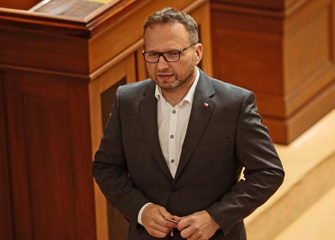 „Dávat věkové valorizace v situaci, kdy nejsme schopni adekvátně zaplatit rodinám domácí péči o jejich blízké, jdeme cestou à la třinácté důchody,“ rozčiluje se exministr práce a sociálních věcí Marian Jurečka (KDU-ČSL).